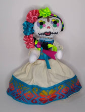 Cargar imagen en el visor de la galería, Muñeca Artesanal Otomi Lele Catrina